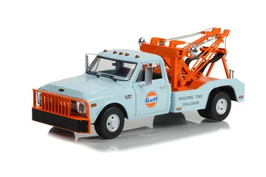 ModelToyCars 1969 Chevy C-30 Dually Wrecker, Gulf Oil - Greenlight 13624 - 1/18 Scale Diecast Model Toy Car
