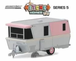 1959 Holiday House Travel Trailer, Pink - Greenlight 34050C/48 - 1/64 Scale Diecast Model Toy Car